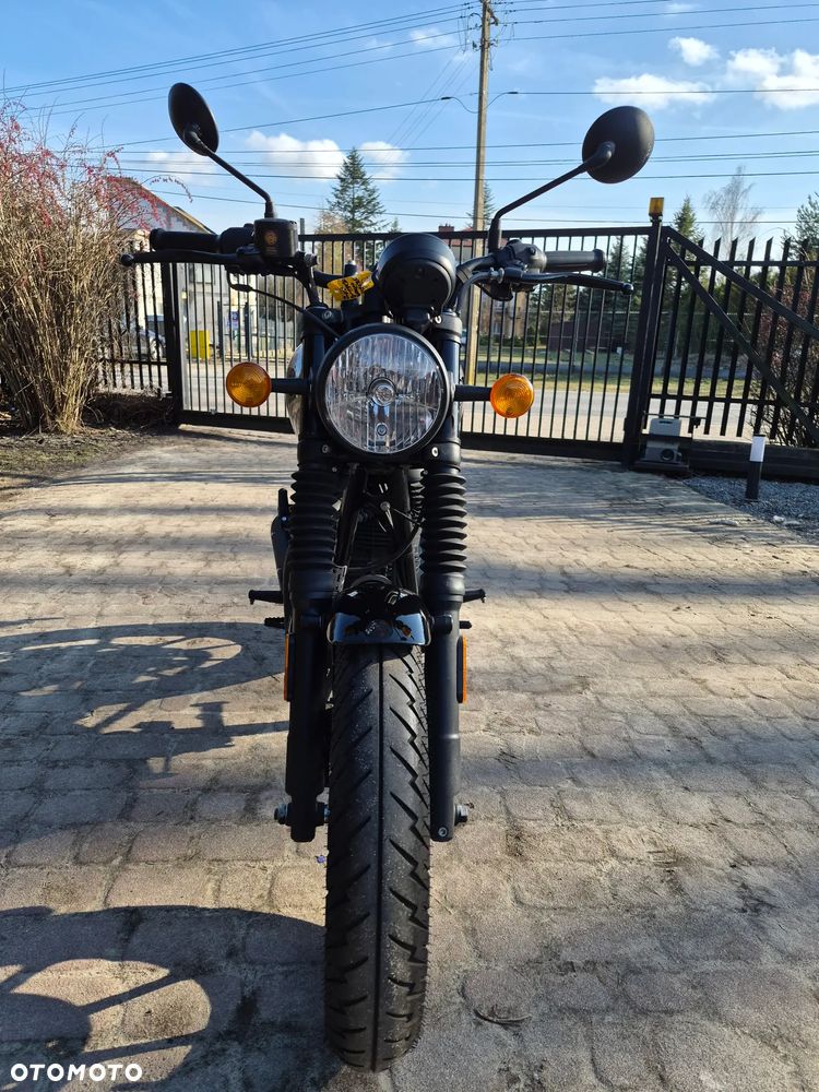 Royal Enfield HNTR - 16