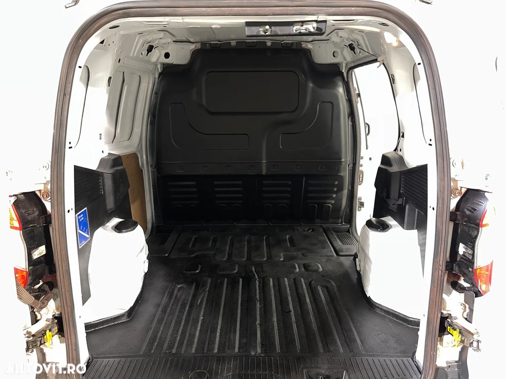 Ford Transit Courier - 8