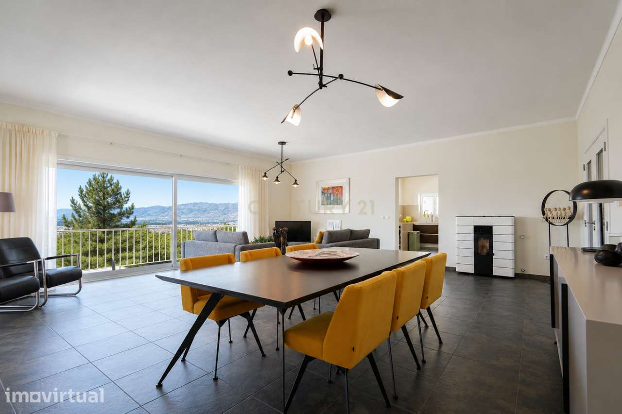 Moradia T3 em estado novo com varanda coberta, piscina, terraço, vista - Grande imagem: 2/60