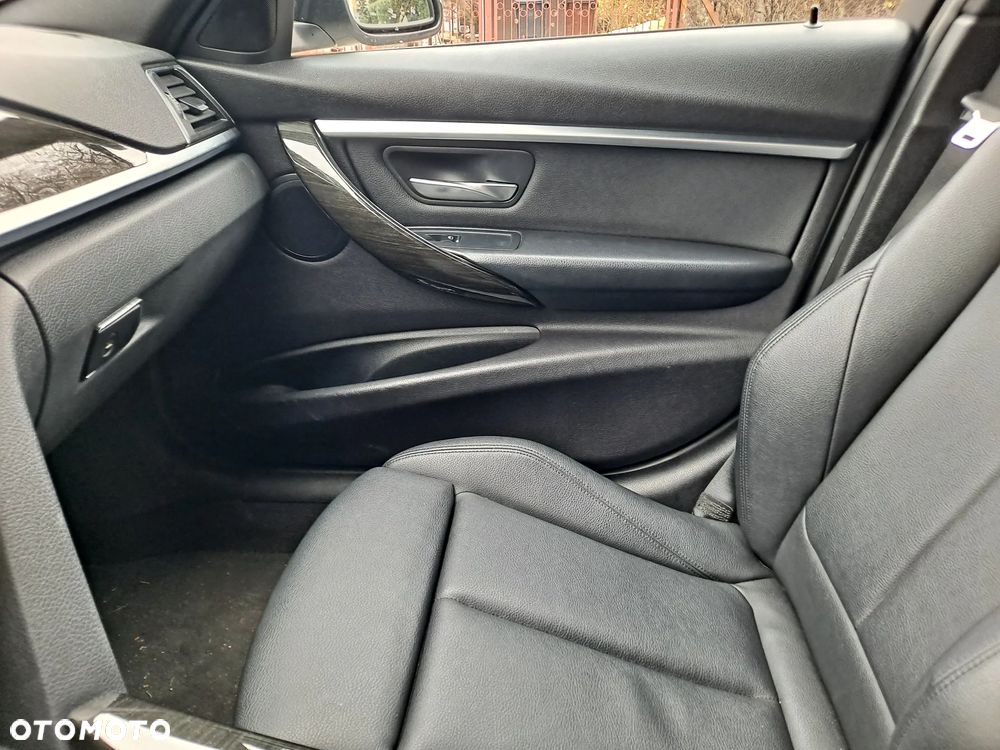 BMW Seria 3 328i xDrive Sport Line - 29