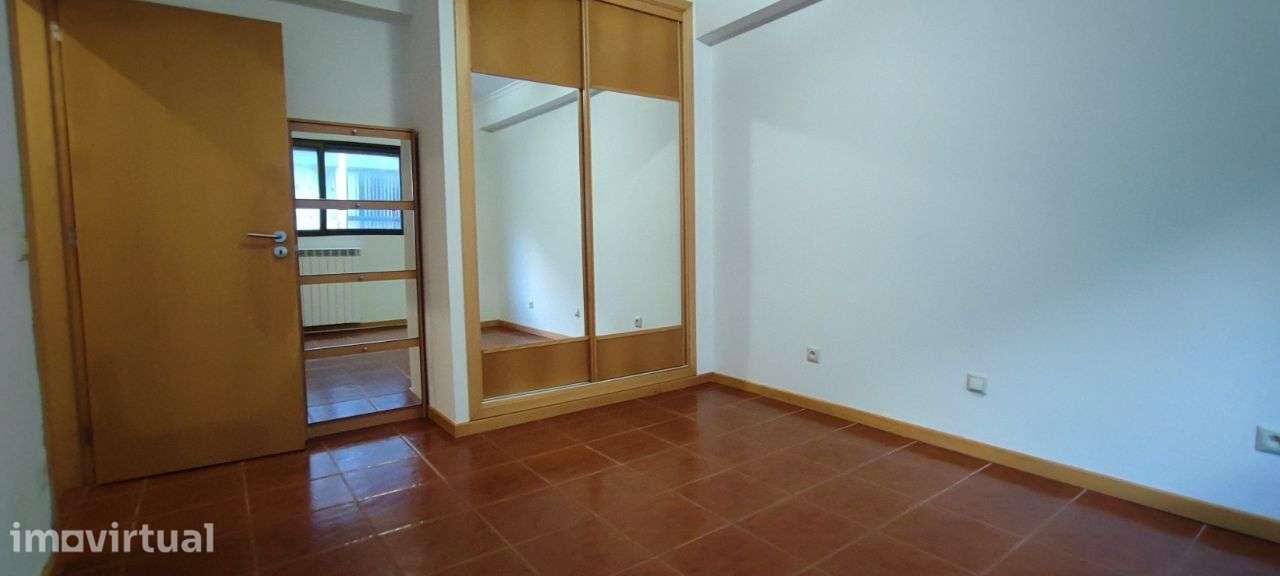 T2 c/ Lugar de Garagem - Centro da Cidade - Junto à Praça Nova - Grande imagem: 4/28