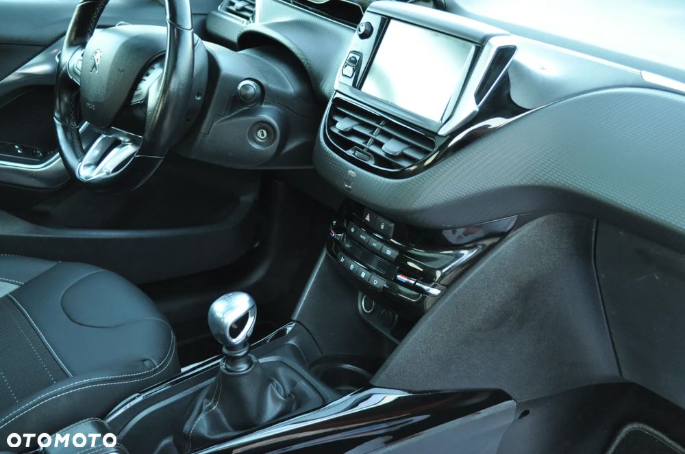 Peugeot 2008 1.2 Pure Tech Allure S&S - 16