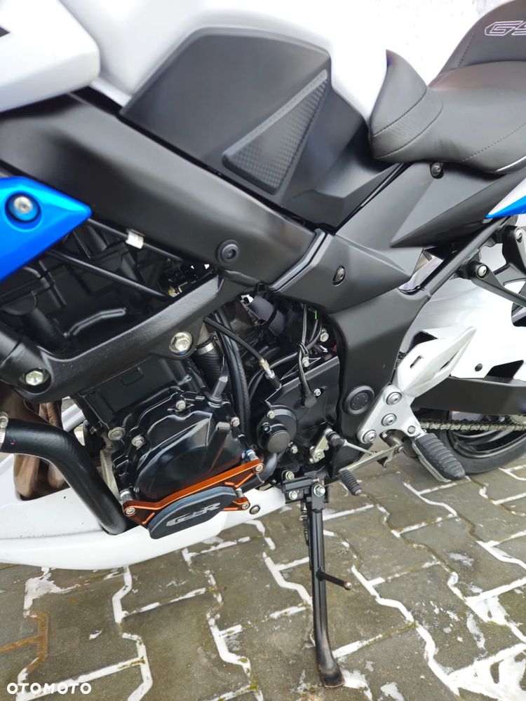 Suzuki GSR - 11