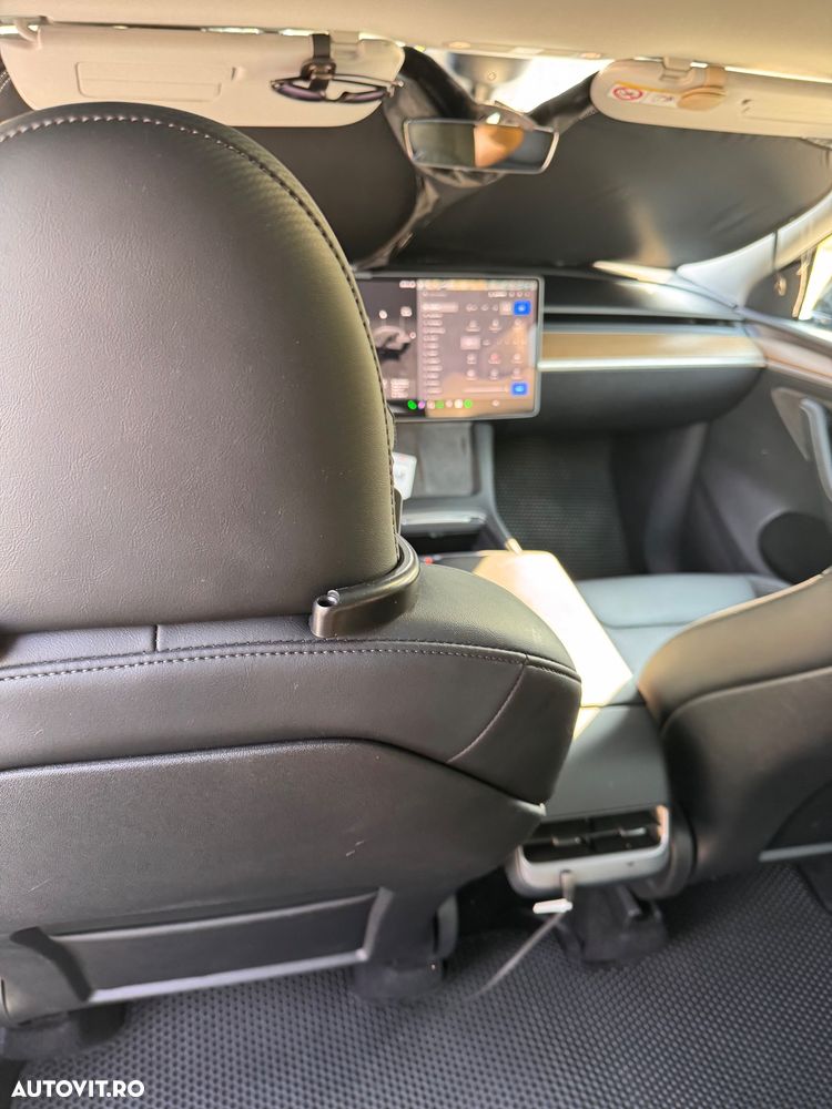 Tesla Model Y Long Range AWD Premium - 11