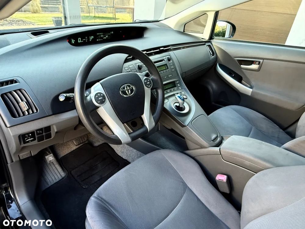 Toyota Prius (Hybrid) Sol - 13