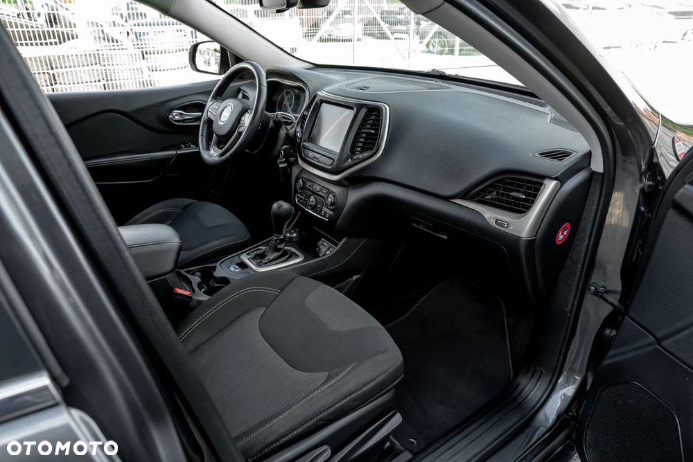 Jeep Cherokee - 24