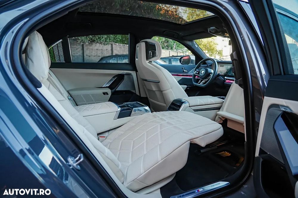 BMW Seria 7 740d xDrive MHEV - 38