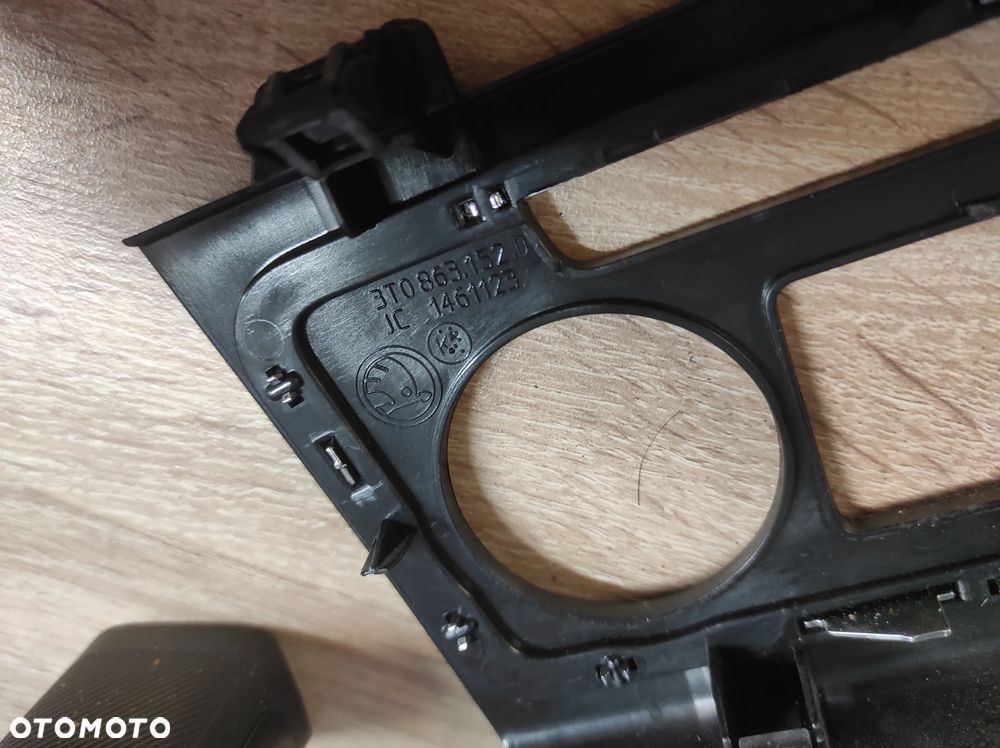 SKODA SUPERB 2 RAMKA OBRAMOWANIE PANELU KLIMATYZACJI 3T0863152D WYSYŁKA !!!! - 5