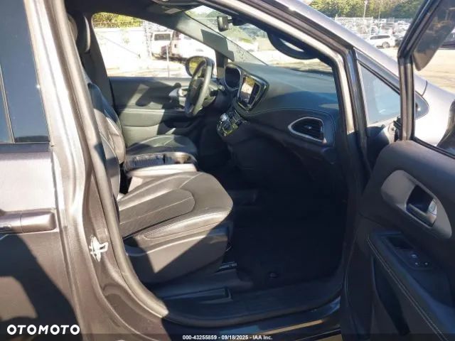 Chrysler Pacifica - 11