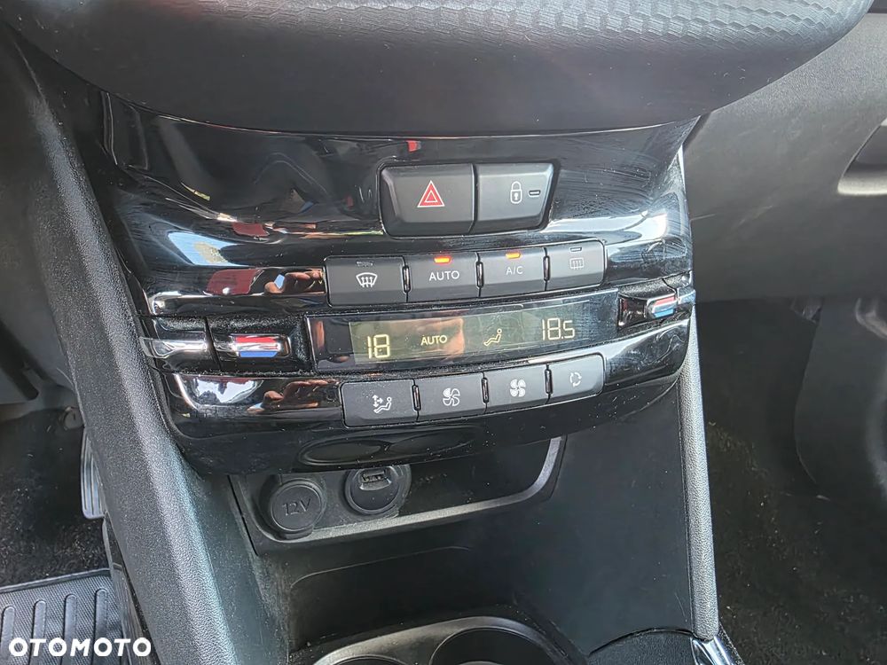 Peugeot 2008 BlueHDi 100 STOP & START Signature - 24