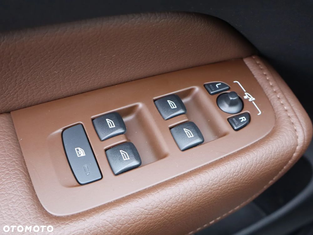 Volvo XC 60 B4 D AWD Momentum - 21