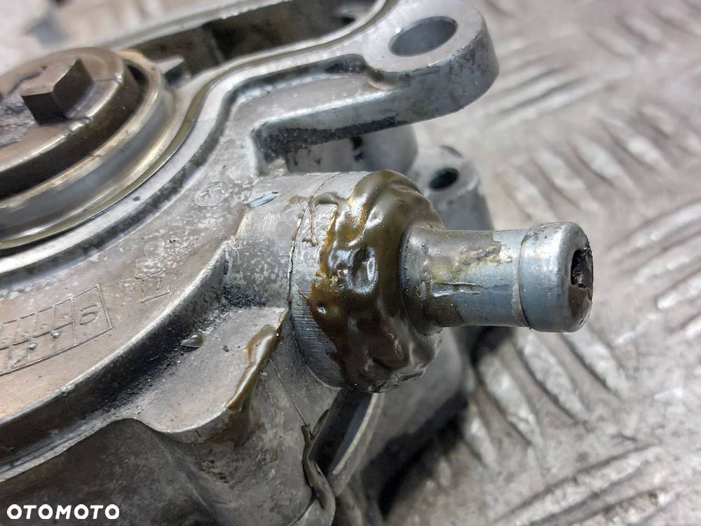POMPA VACUM VOLKSWAGEN PASSAT B5 1.9 TDI AWX 130 KM 038145209A - 2