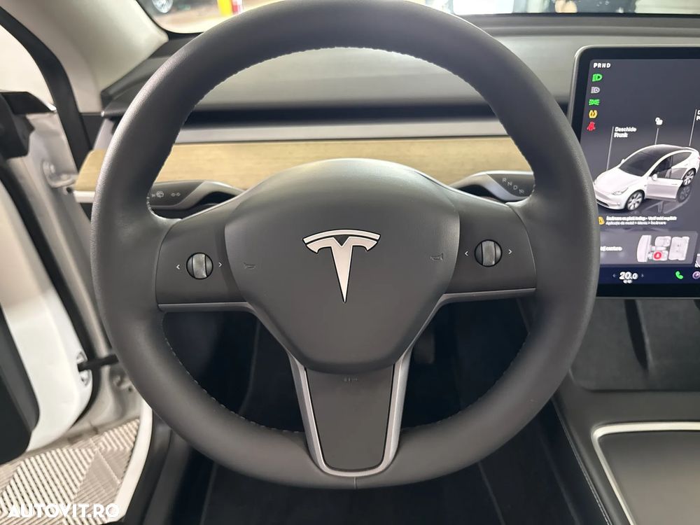 Tesla Model Y - 16