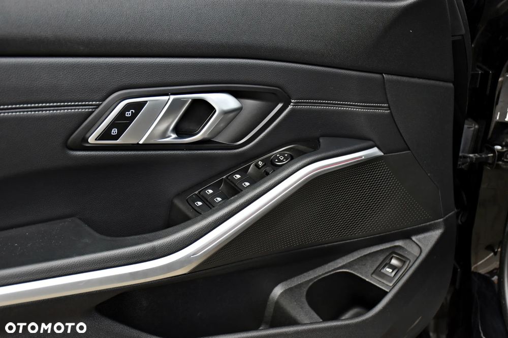 BMW Seria 3 320d Edition M Sport Shadow - 25