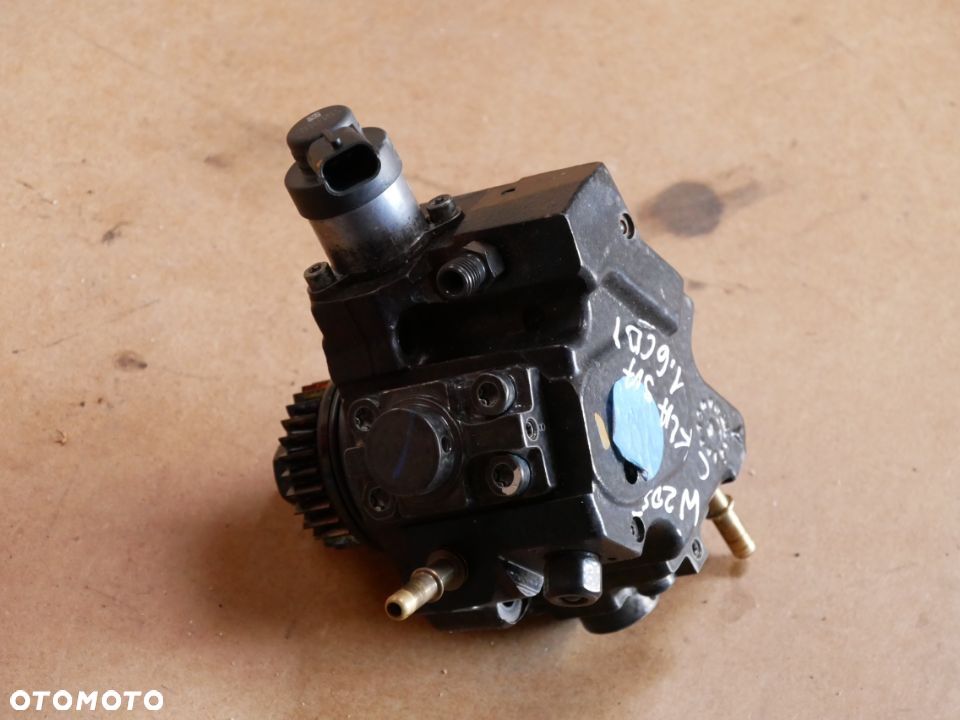 POMPA WTRYSKOWA  MERCEDES C-KLASA W205 1.6 CDI  R9MA500 / A626010    0445010439
