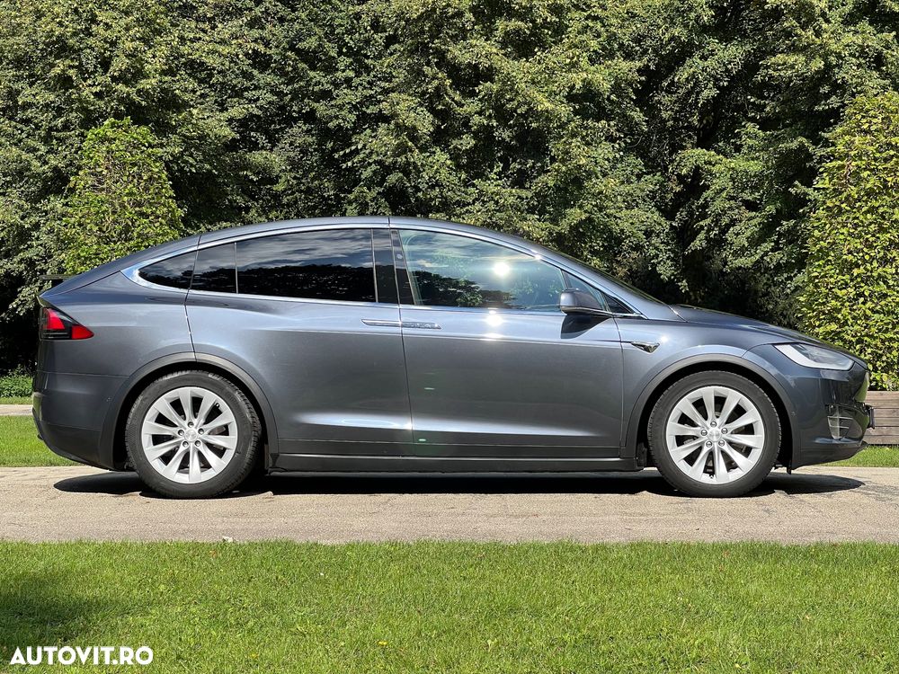 Tesla Model X - 7