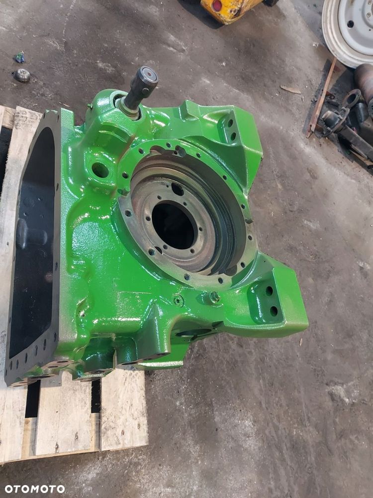 OBUDOWA MOST TYŁ R151320 R129569 JOHN DEERE 6910 2000R