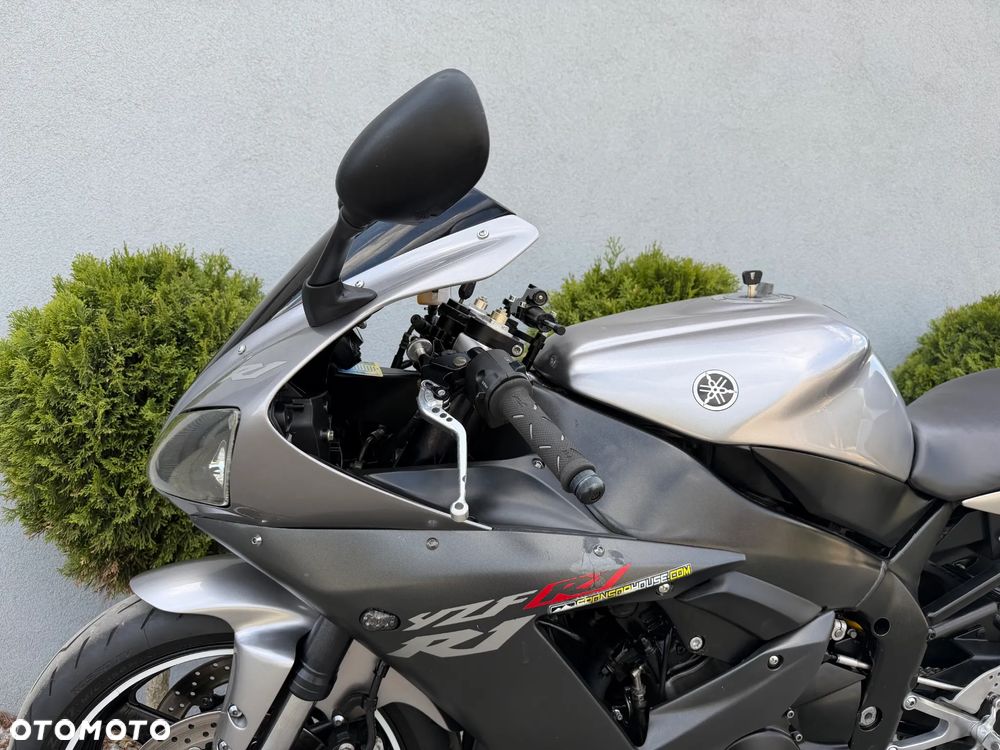 Yamaha R1 - 40