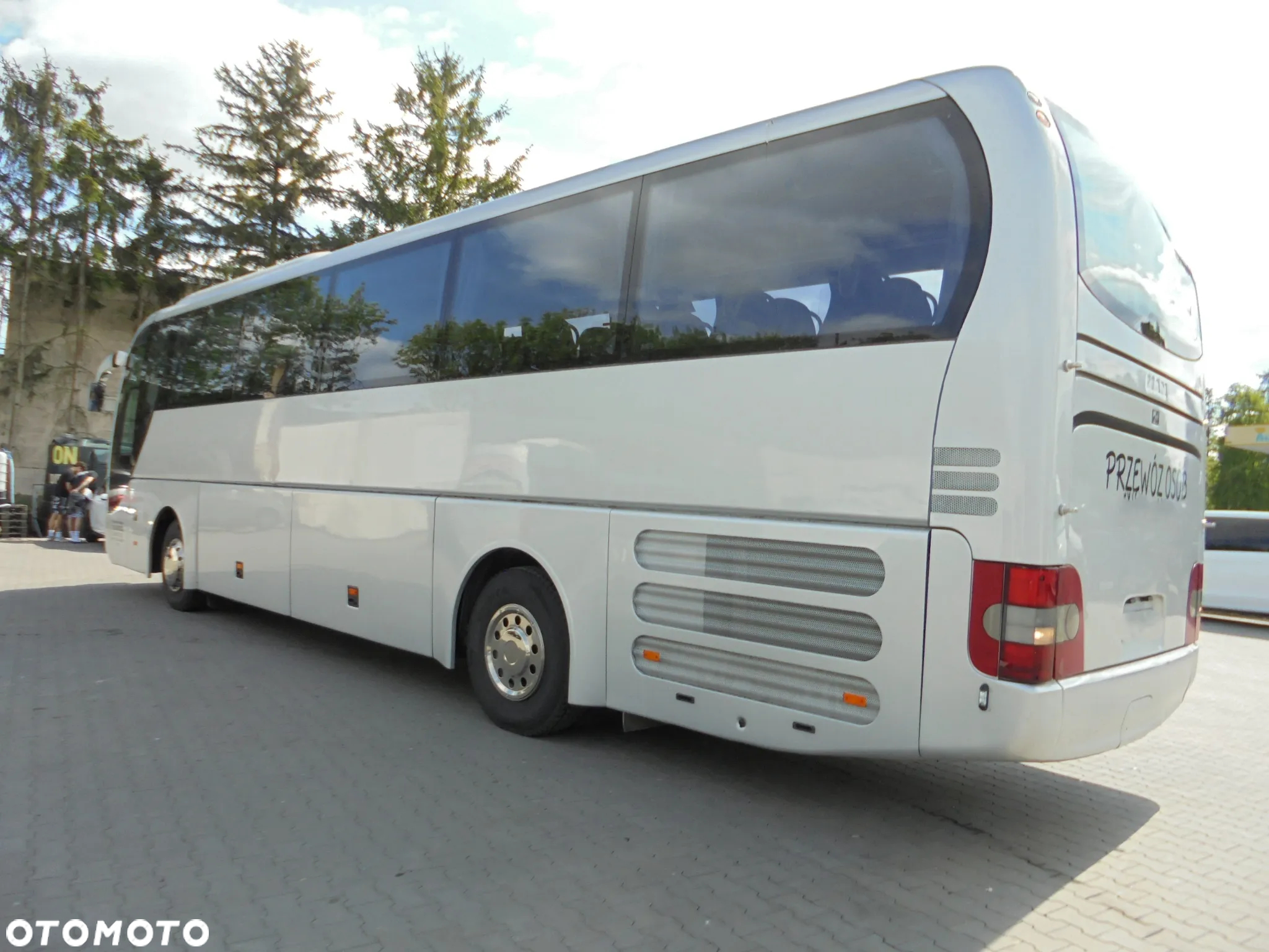 MAN R07 Lions Coach - 4