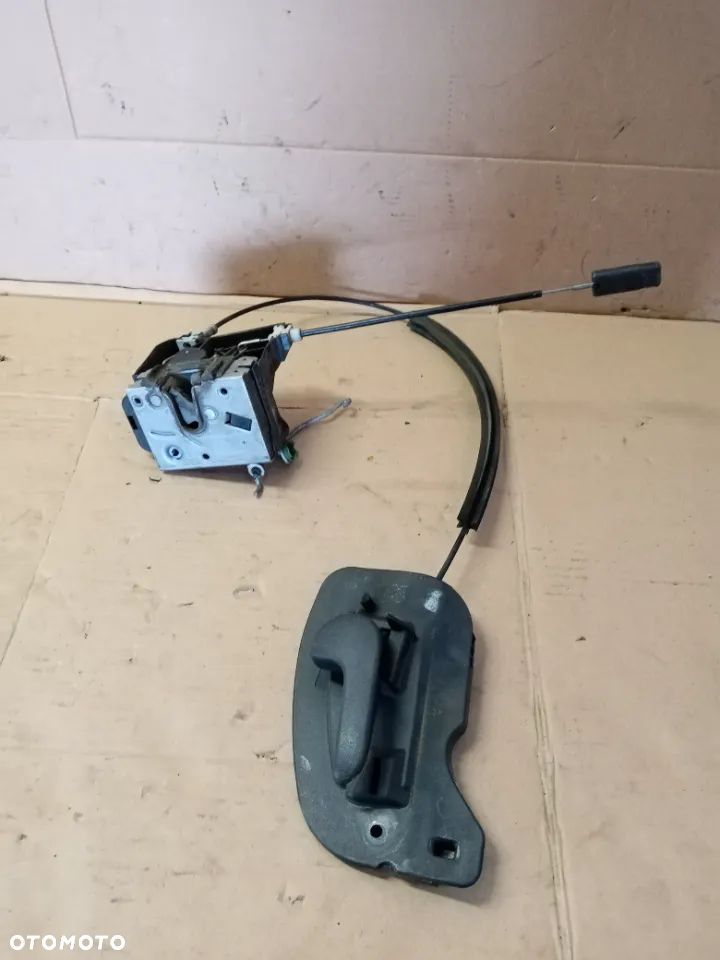 Zamek drzwi prawy przód klamka Opel Corsa C 24434883 - 1