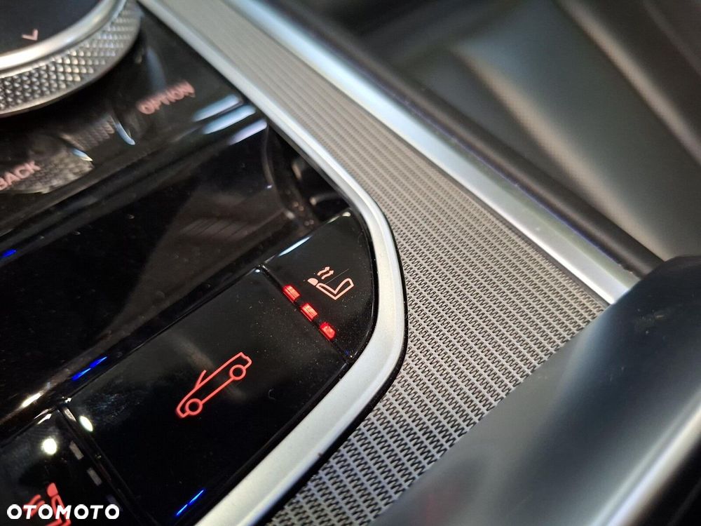 BMW Seria 8 840i - 25