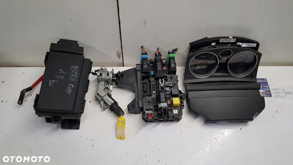 skrzynka bezpieczników Opel Astra H 1.7 cdti 13206754 - 5