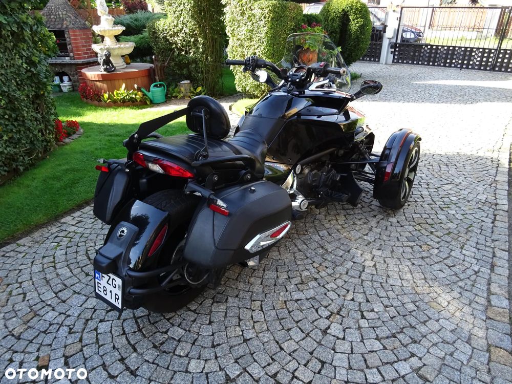 Can-Am Spyder - 24
