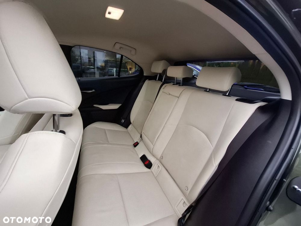 Lexus UX - 16