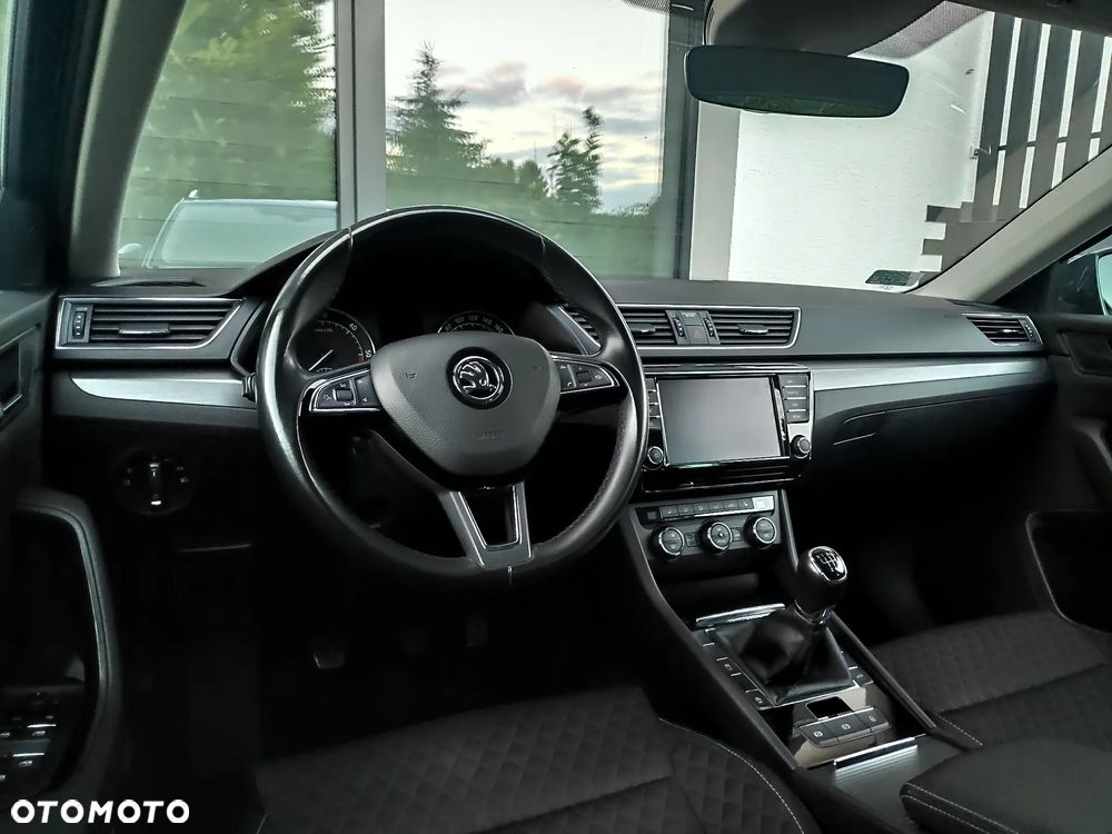 Skoda Superb 2.0 TDI Premium Edition - 11