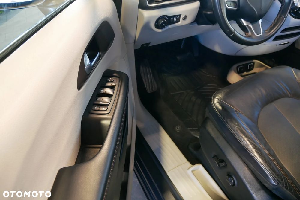 Chrysler Pacifica - 20