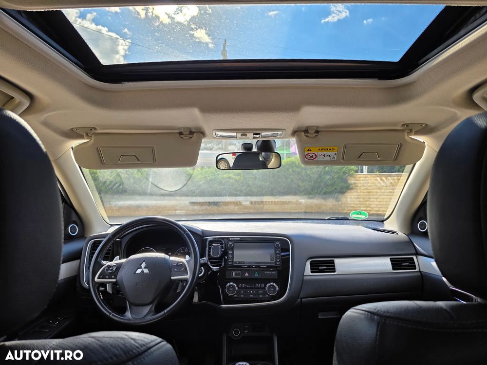 Mitsubishi Outlander 2.0 4WD Plug-In Hybrid Top - 12