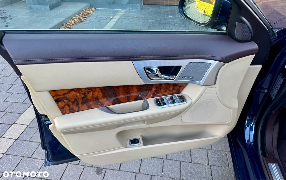 Jaguar XF 3.0 T AWD R-Sport - 14