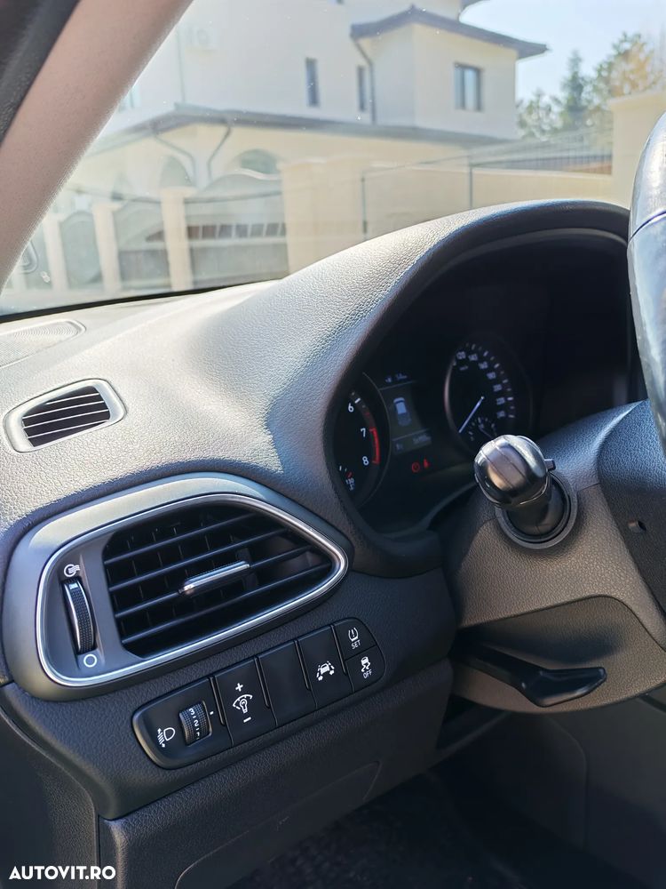 Hyundai i30 1.4 100CP 5DR M/T Highway - 11