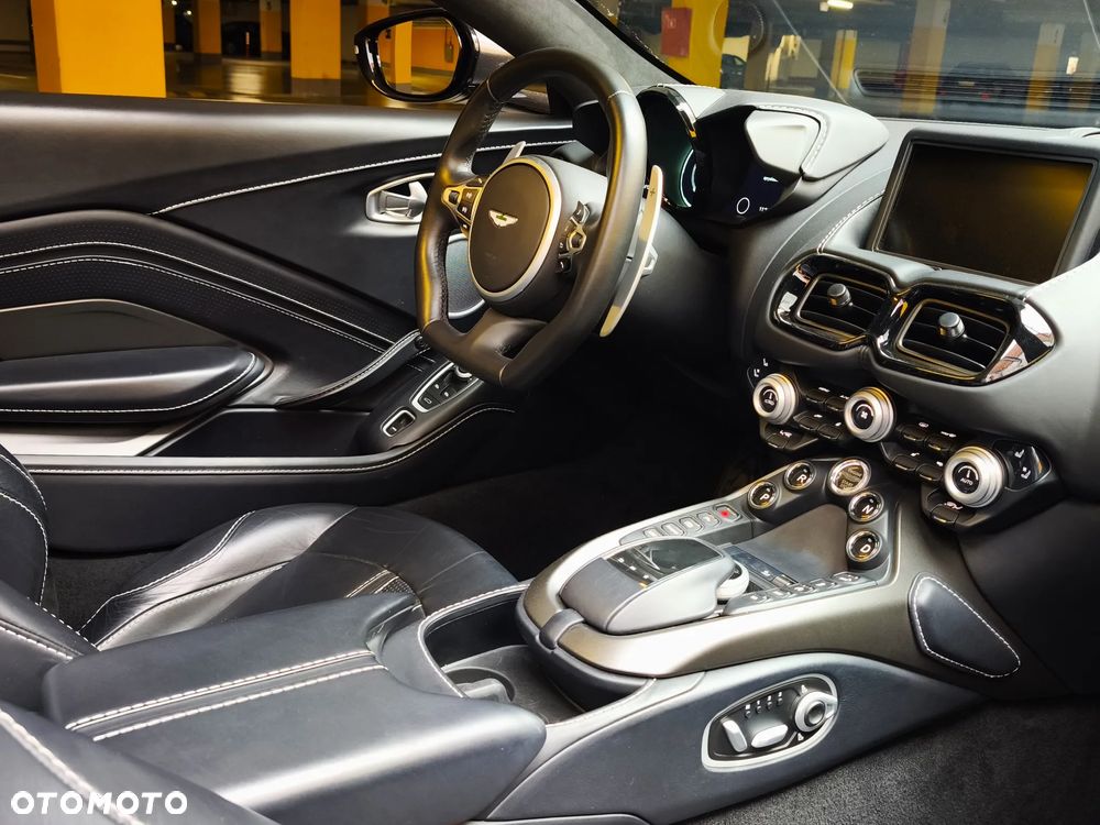 Aston Martin Vantage - 9