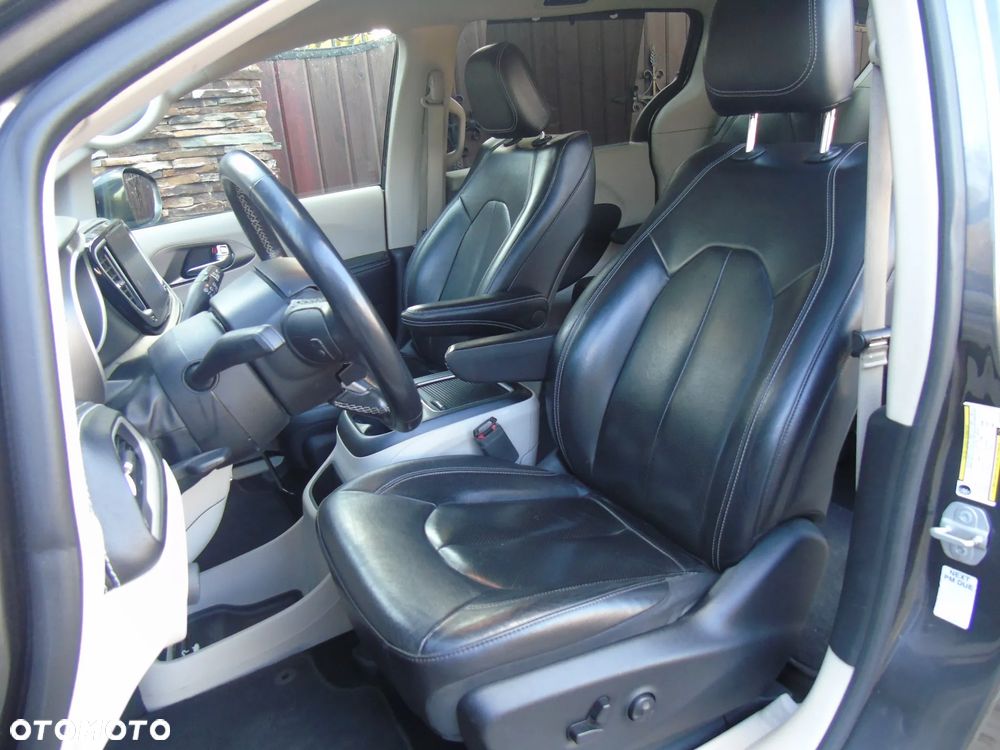 Chrysler Pacifica - 16