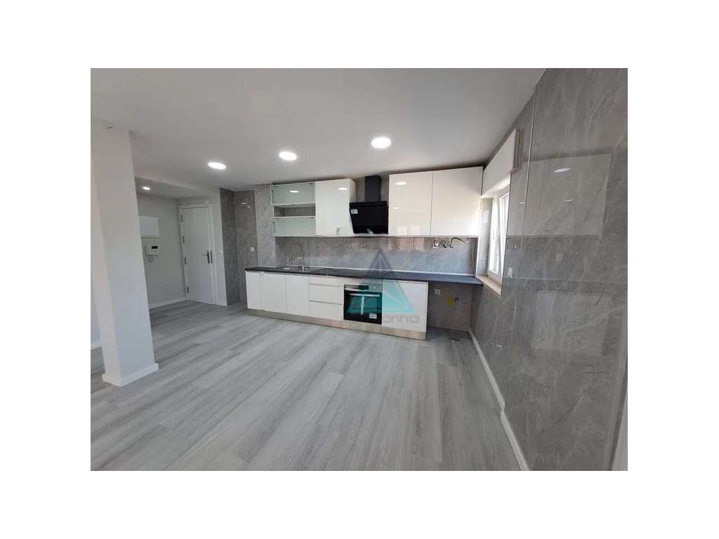 T2 Corroios totalmente remodelado, design moderno pronto a entrar. - Grande imagem: 4/8