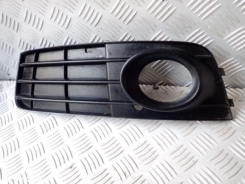 KRATKA LEWA ZDERZAKA PRZEDNIEGO  AUDI A4 B7  8K0807681A - 2