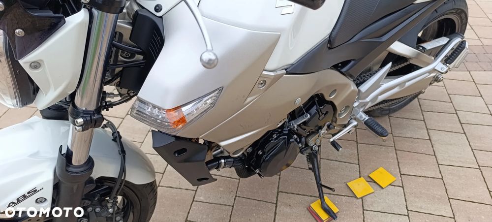Suzuki GSR - 16