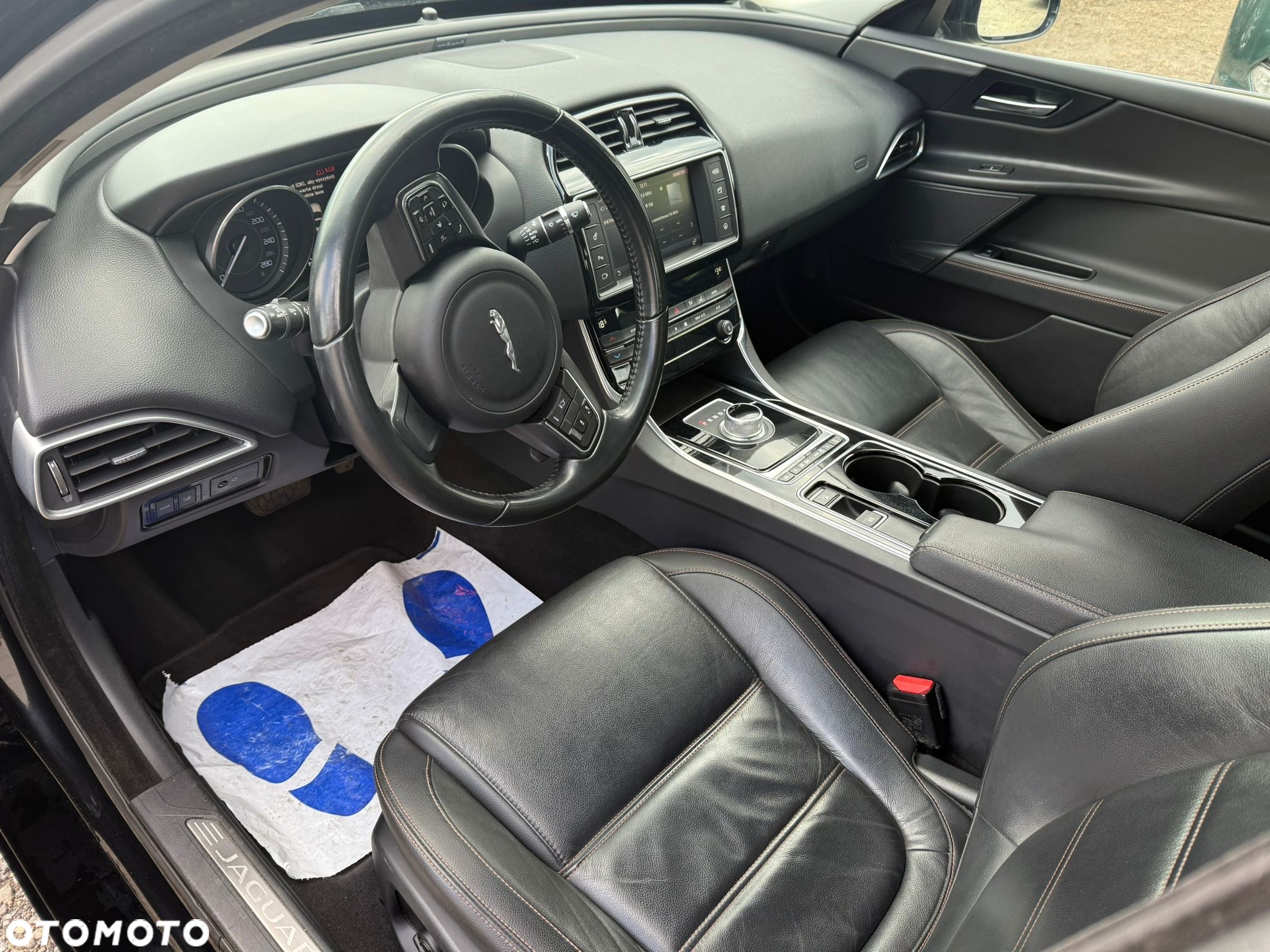 Jaguar XE 2.0 D Prestige - 12