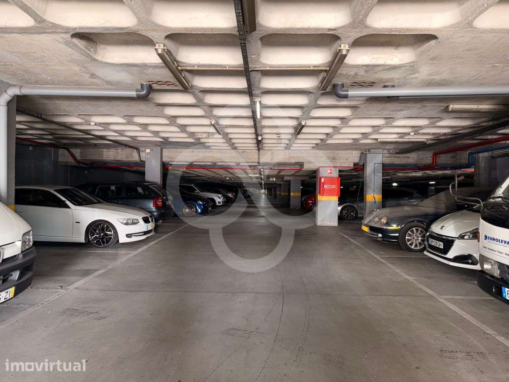 Parqueamento 15 m² no Edifício Tascõa em Massamá perto da estação d... - Grande imagem: 2/13