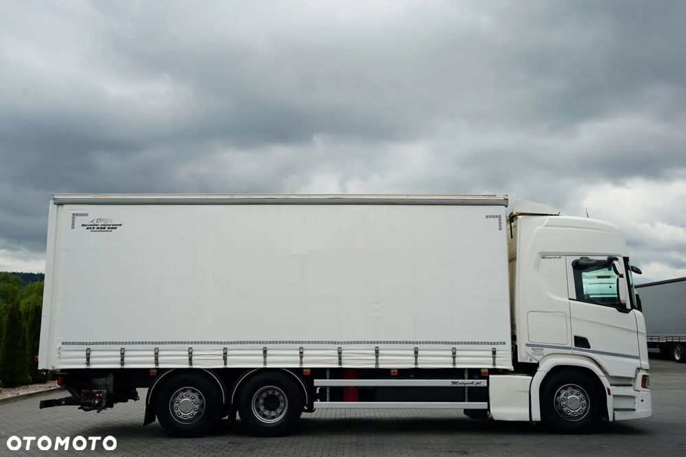 Scania R 450 / FIRANKA 7,7 m / 6x2 / DACH PODNOSZONY / OŚ PODNOSZONA / SKRĘTNA / WINDA DHOLLANDIA 3 500 KG / KLIMA POSTOJOWA / EURO 6 - 6