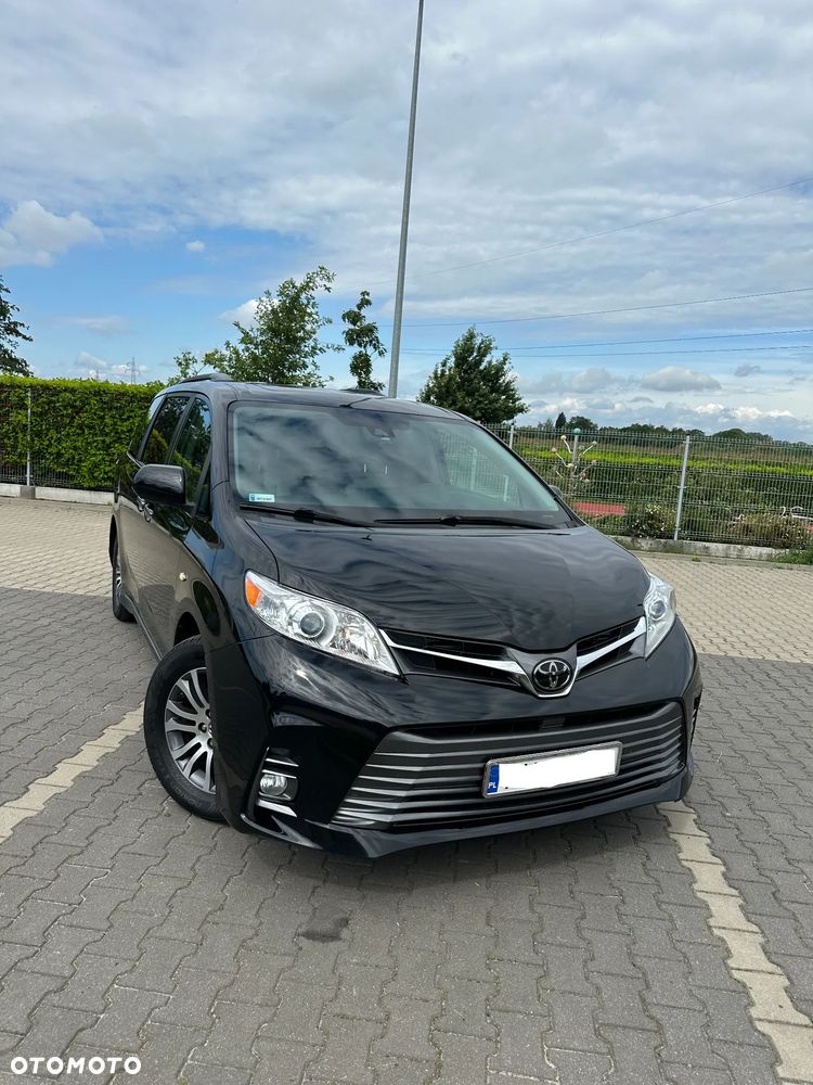 Toyota Sienna - 1