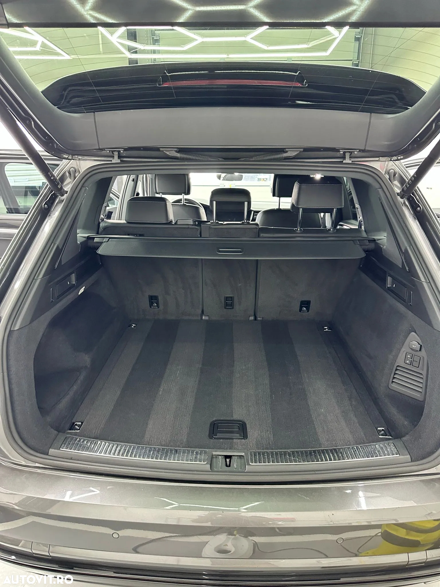 Volkswagen Touareg V6 TSI R-Style - 9