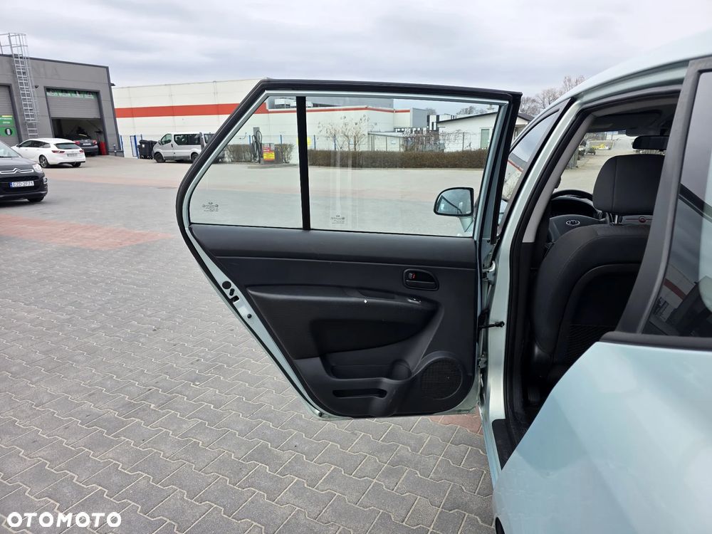 Kia Carens 2.0 CVVT LX Basis - 9