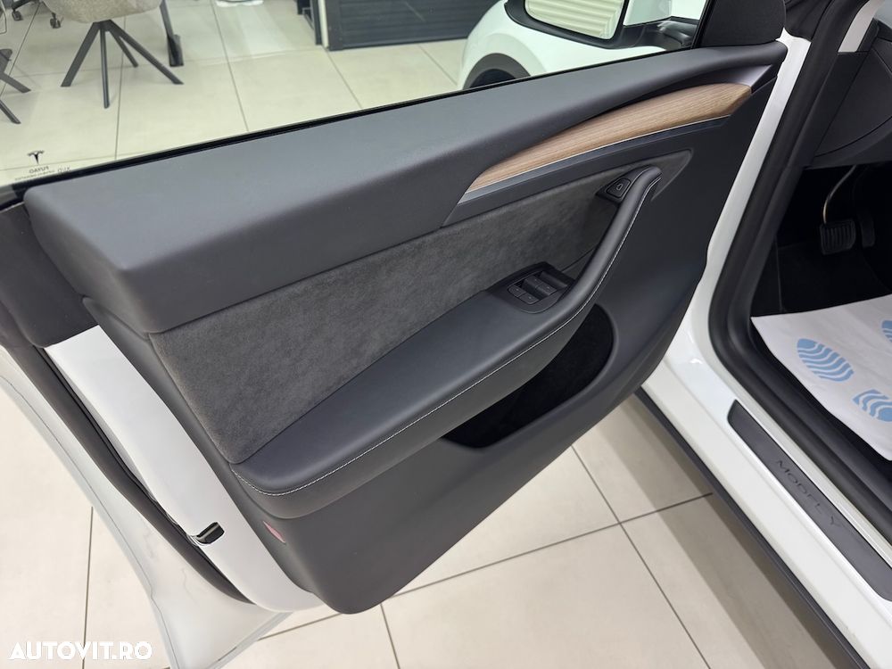 Tesla Model Y - 14