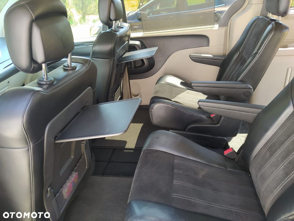 Chrysler Town & Country 3.6 Limited - 31