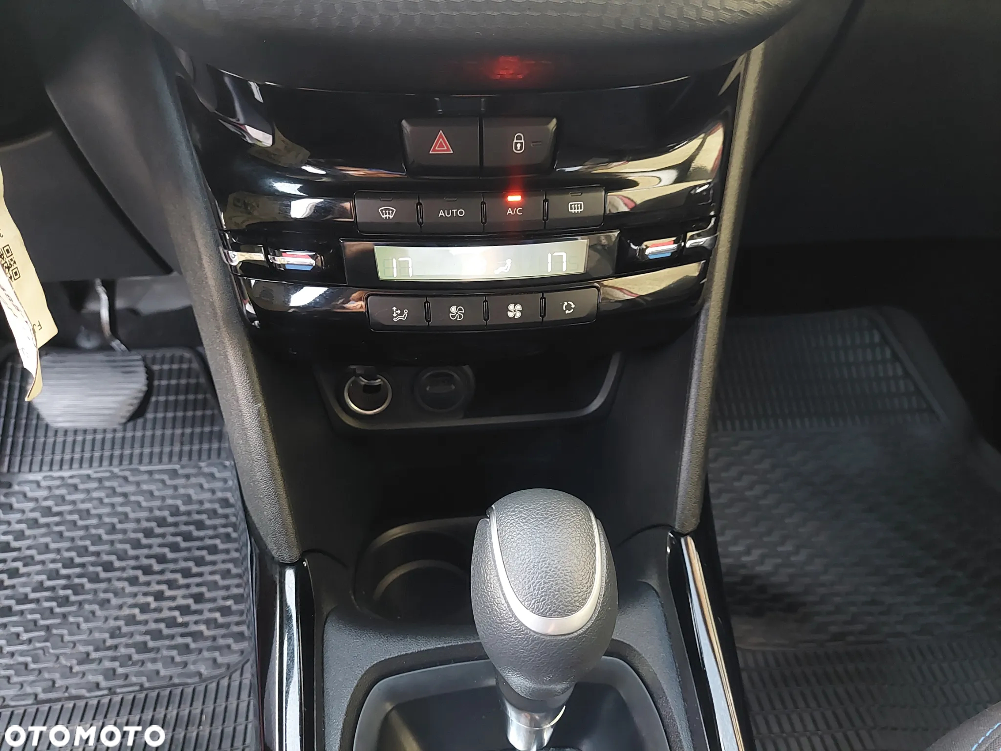 Peugeot 2008 1.2 Pure Tech GPF Signature S&S EAT6 - 25