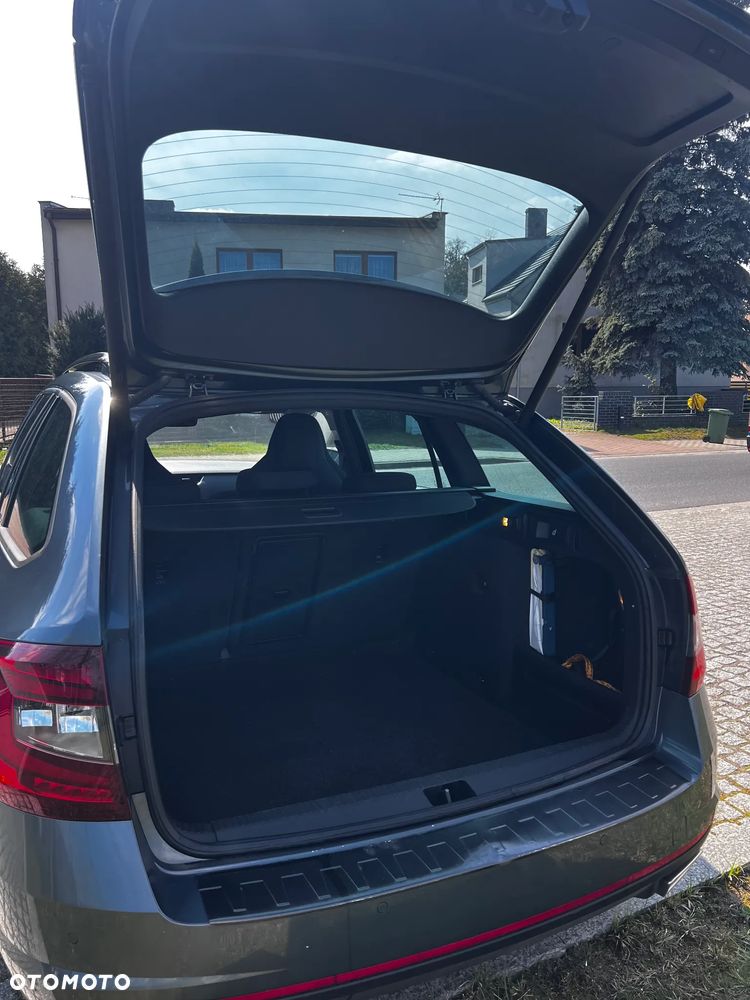 Skoda Octavia 2.0 TDI DSG RS - 25