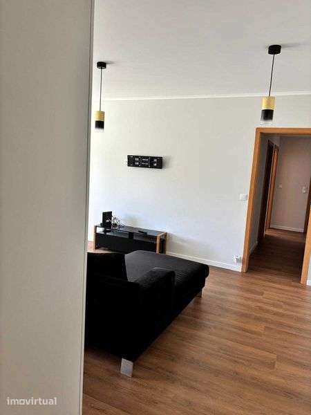 T2 Renovado com Garagem e Elevador – Rua Paul Harris, Alvalade - Grande imagem: 2/12