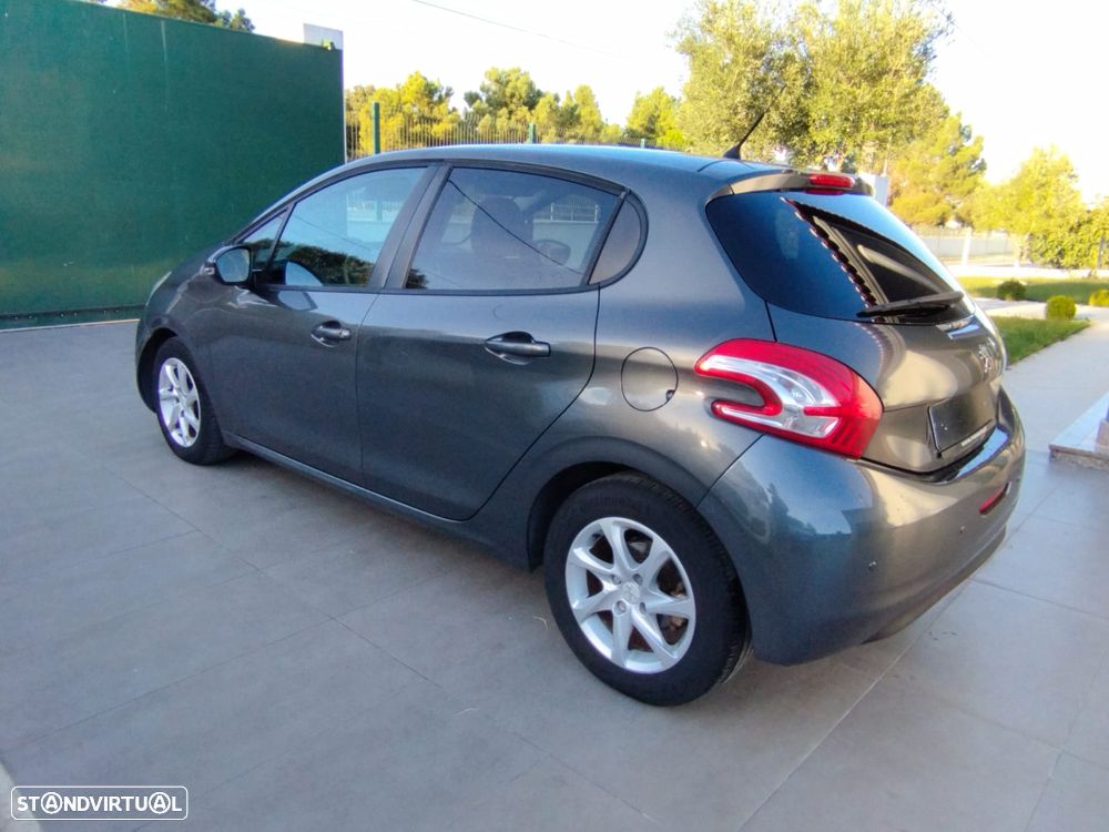 Peugeot 208 - 4